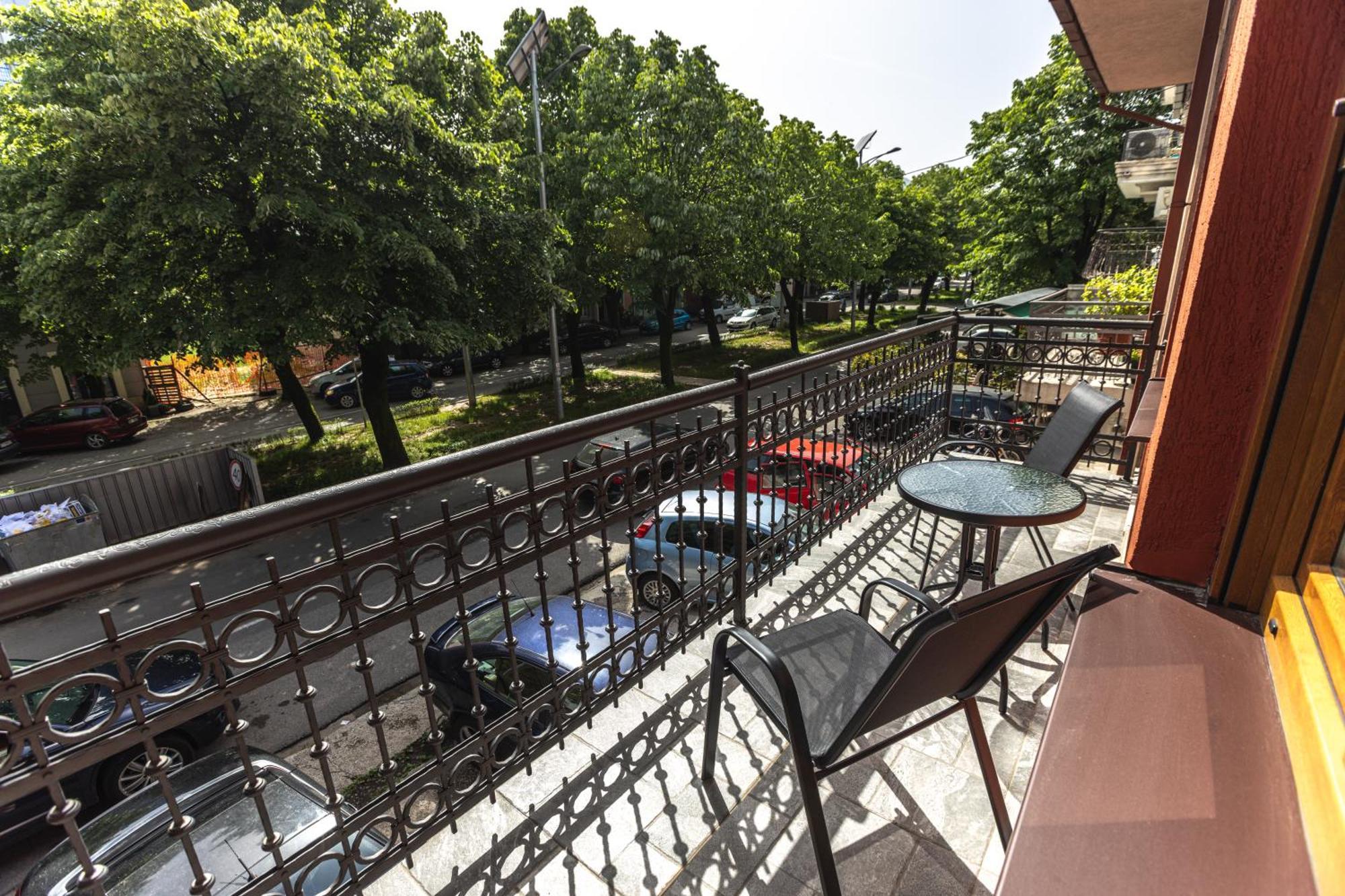 Apartmani Bulevar Cetinje Esterno foto