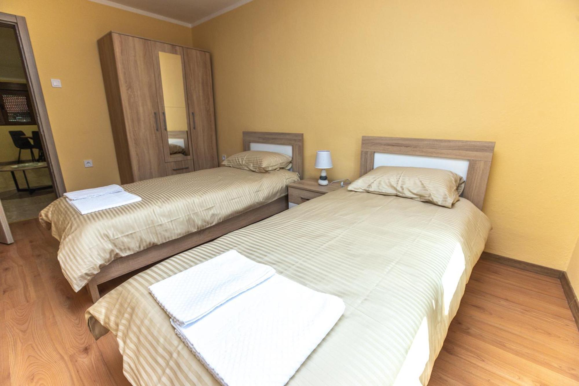 Apartmani Bulevar Cetinje Esterno foto