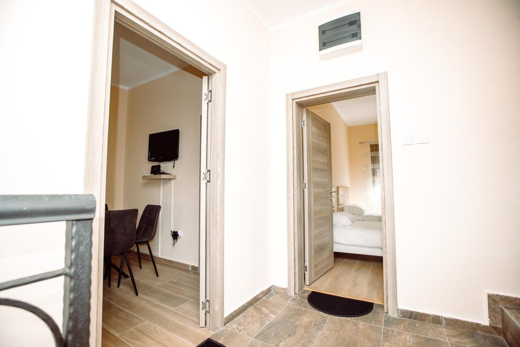 Apartmani Bulevar Cetinje Esterno foto
