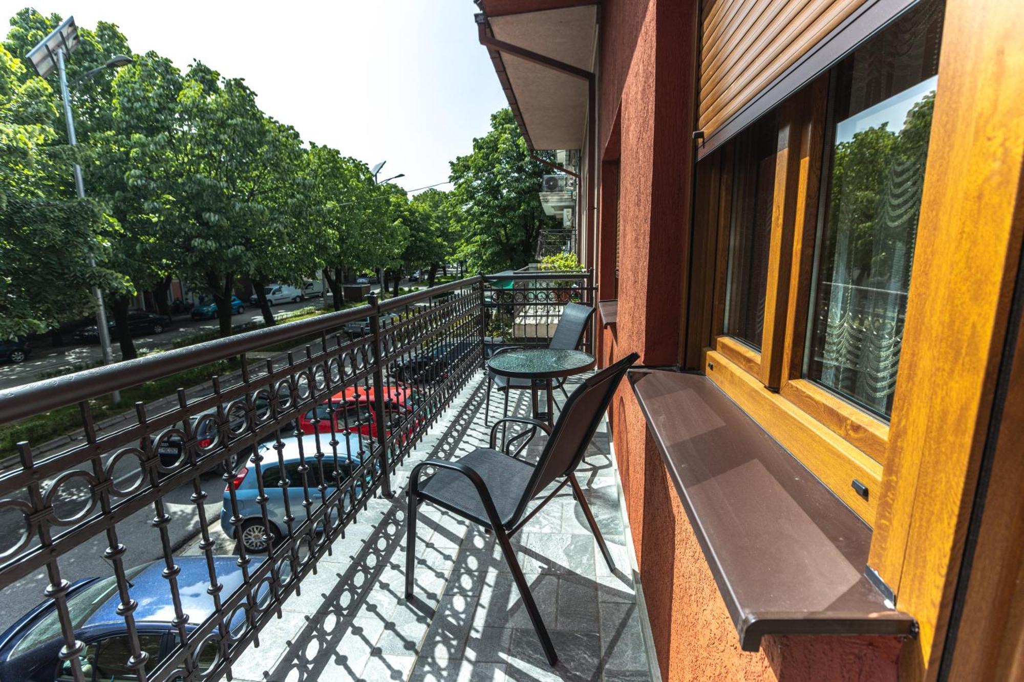 Apartmani Bulevar Cetinje Esterno foto