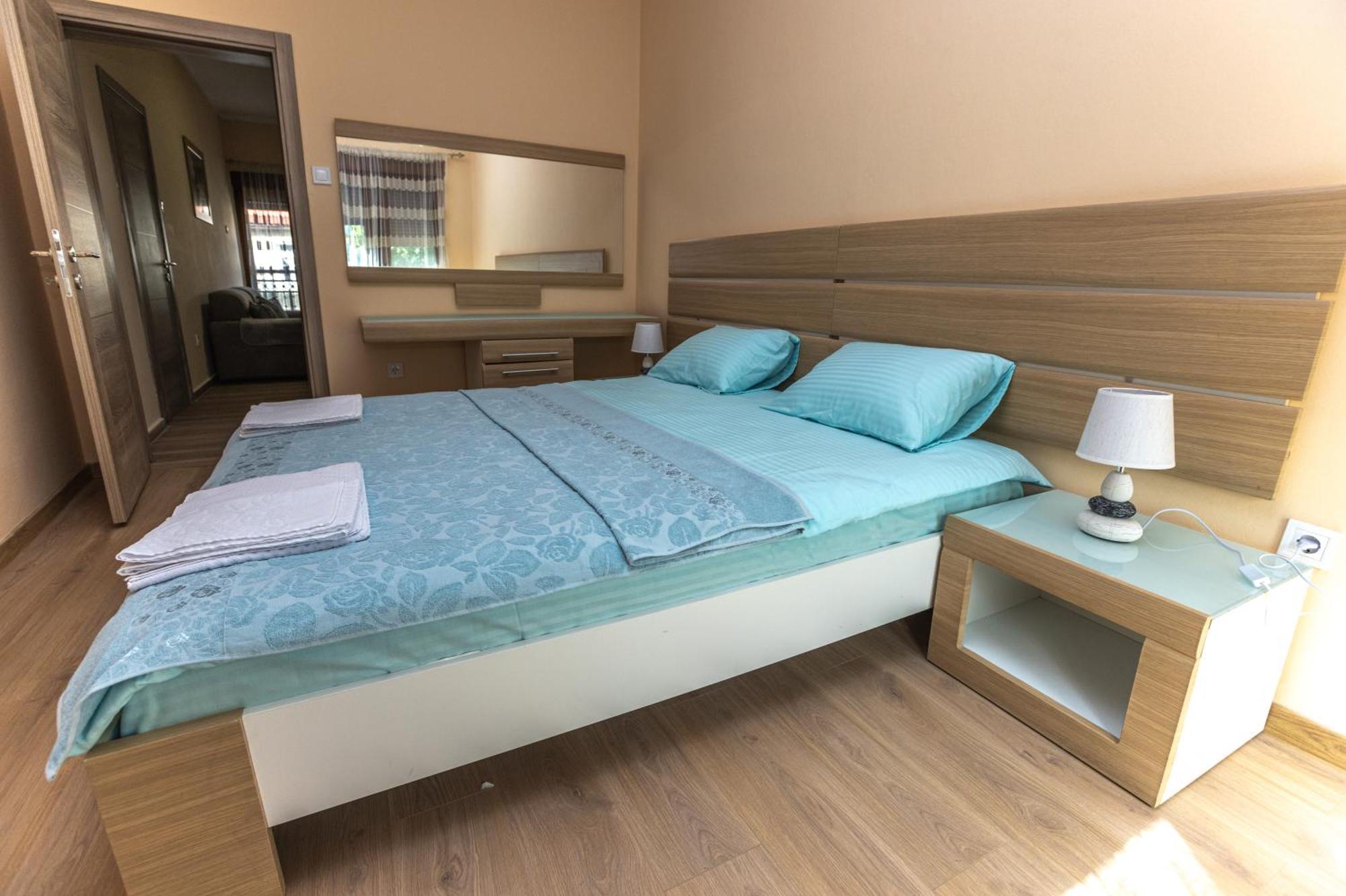 Apartmani Bulevar Cetinje Esterno foto