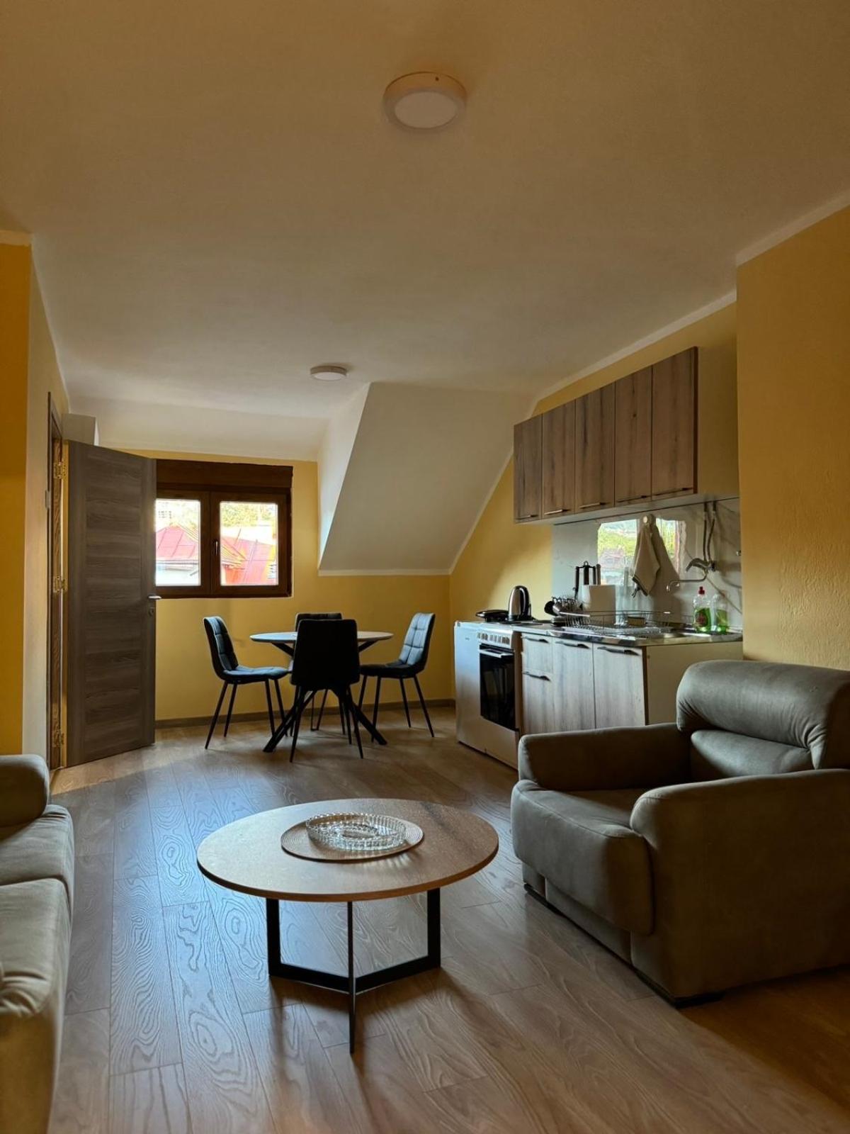 Apartmani Bulevar Cetinje Esterno foto