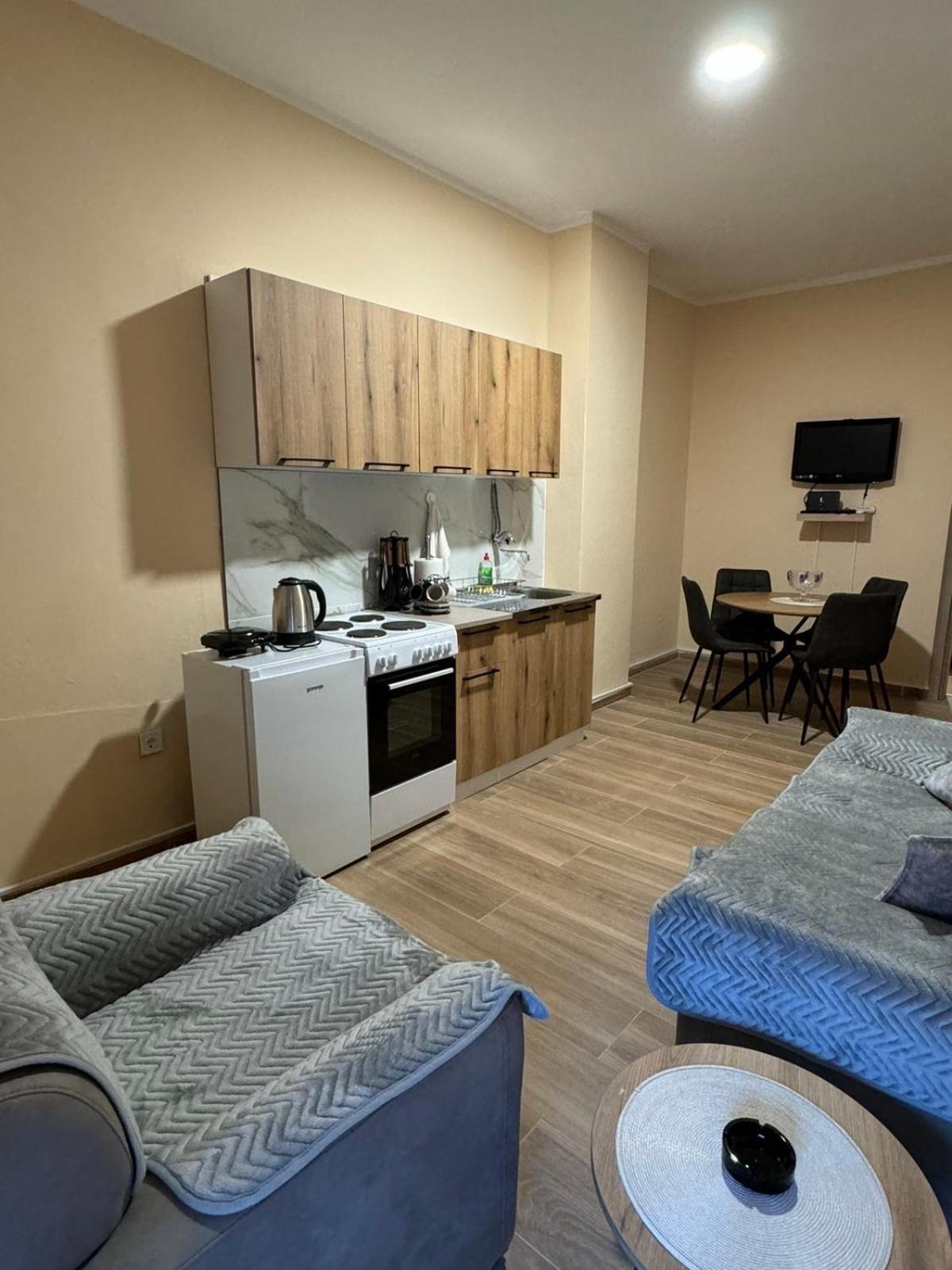 Apartmani Bulevar Cetinje Esterno foto