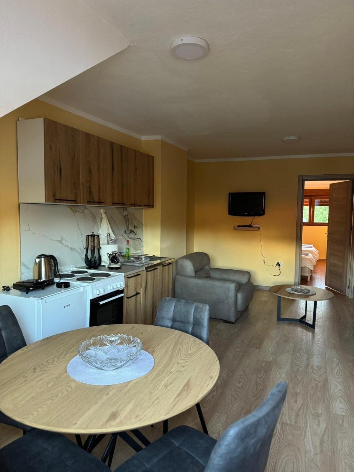 Apartmani Bulevar Cetinje Esterno foto
